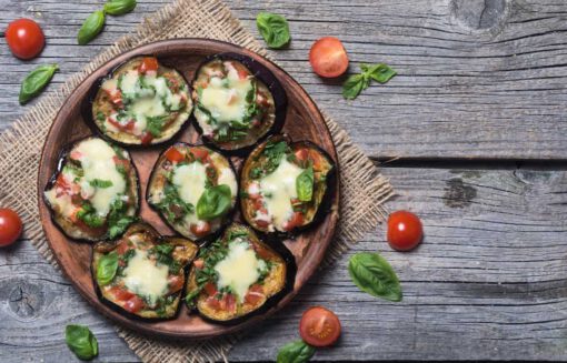 gezonde aubergine pizza met mozzarella