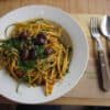 courgetti met gegrilde paprika en olijven