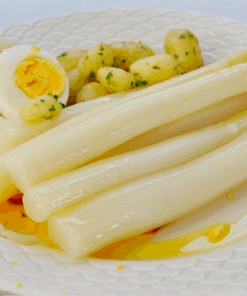 Verse witte asperges met aardappel en ei