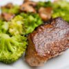 krokante steak en broccoli