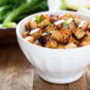 gebakken tofu met groentenoedels